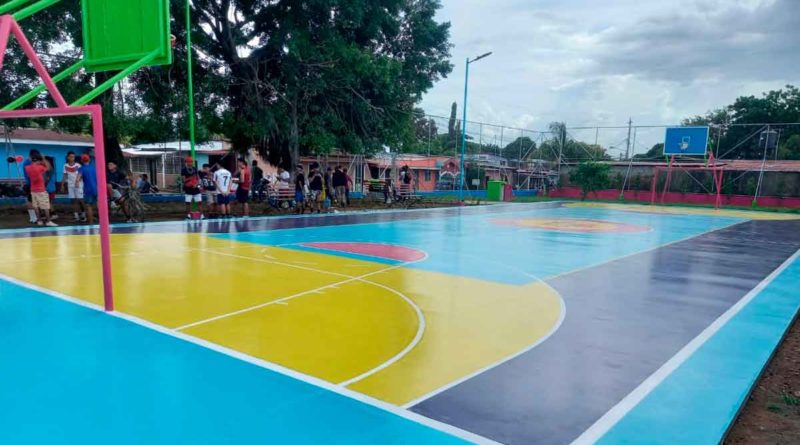 Cancha deportiva en el Barrio Posada del Sol de León.