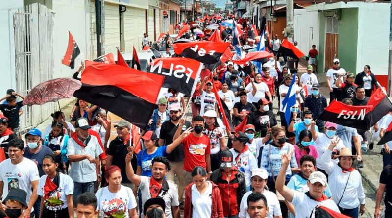 Familias de Juigalpa en Chontales participando en caminata celebrando el 43 aniversario del triunfo de la Revolución Popular Sandinista.