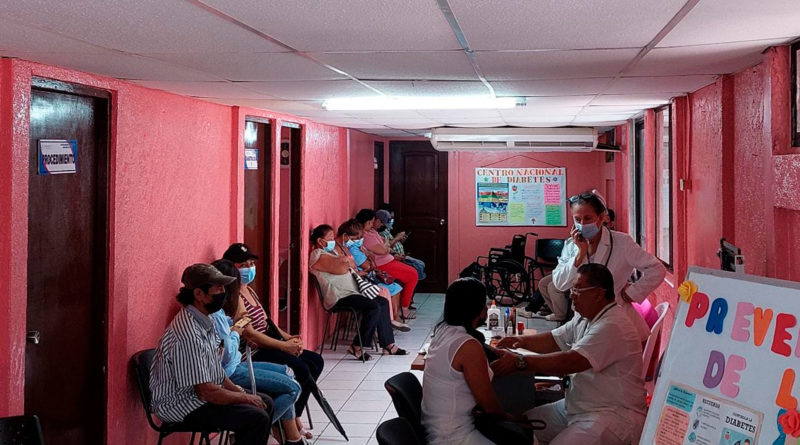 Ciudadanos recibiendo atención medica en la jornada de salud del Centro Nacional de diabetología.