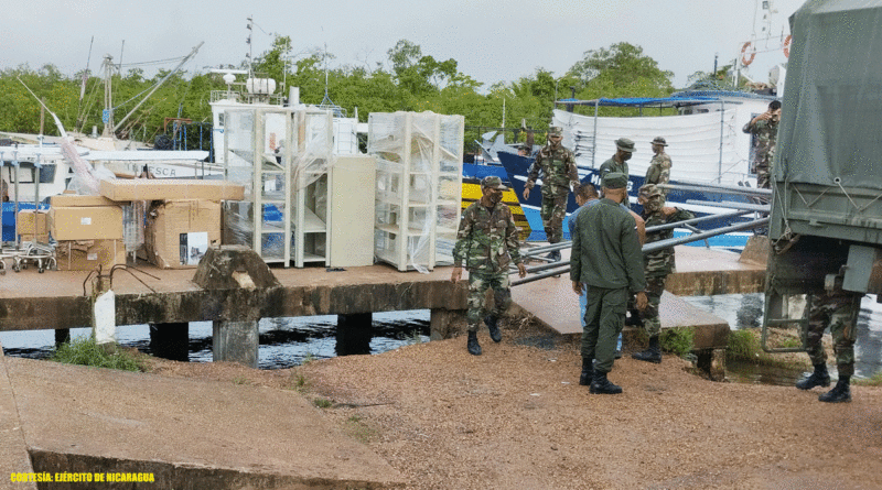 Efectivos del Ejército de Nicaragua descargando equipo médico