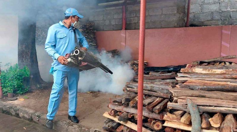 Brigadistas del Ministerio de Salud fumigando una vivienda del barrio Camilo Chamorro de Managua