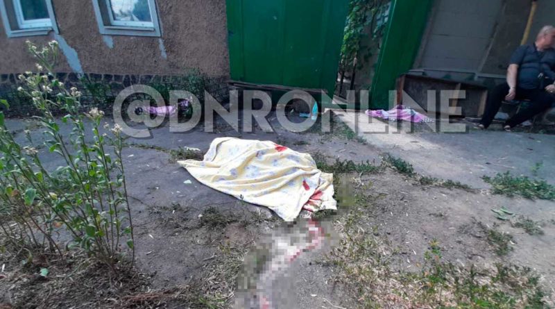 Cuerpo de una menor, luego de morir en un ataque de las fuerzas ucranianas en el centro de la capital de la República Popular de Donetsk