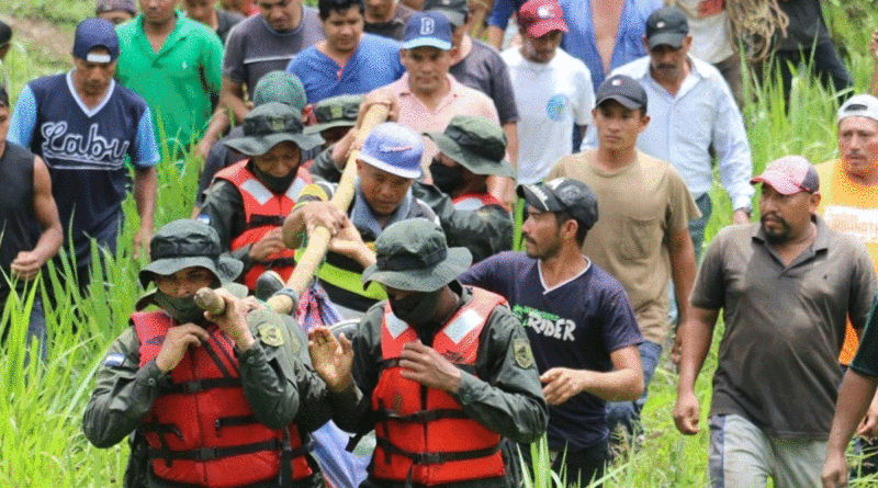 Efectivos del Ejército de Nicaragua rescatando cuerpo sin vida de ciudadano en Siuna