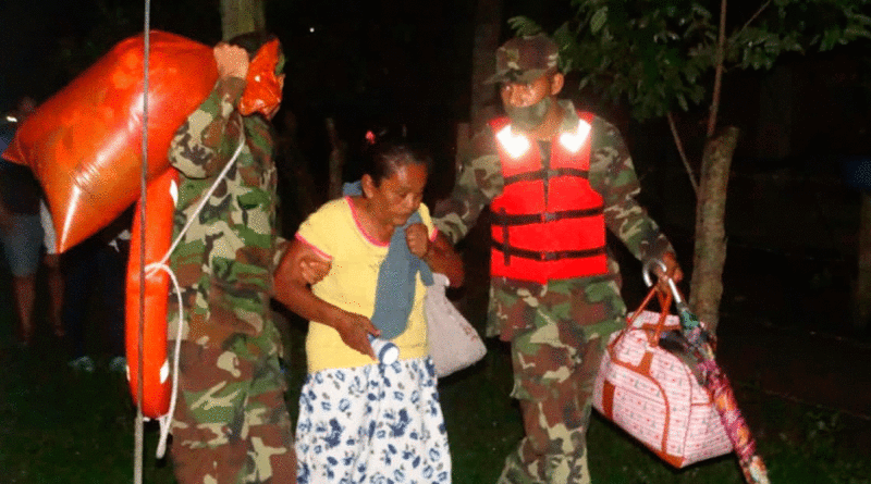 Efectivos del Ejército de Nicaragua realizando evacuación de personas en Rivas