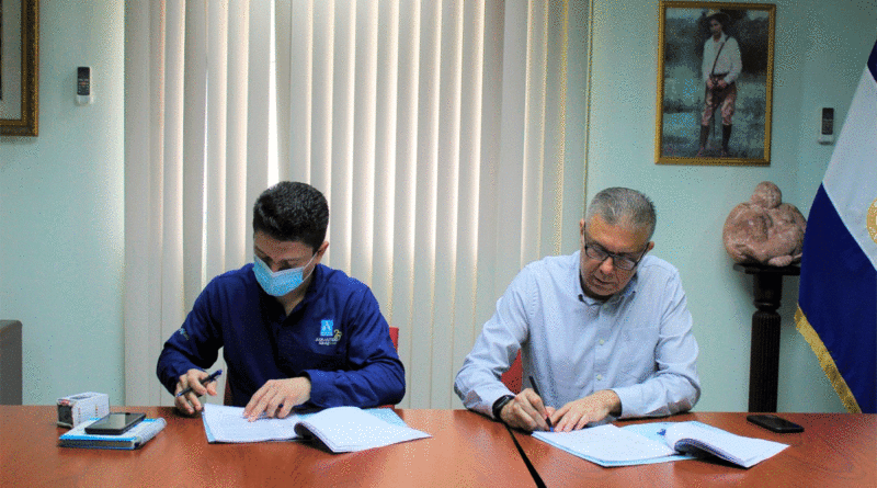 Autoridades de ENACAL firmando contrato para ejecutar obras de reforzamiento en el sistema de agua potable de los Pueblos Blancos de Masaya