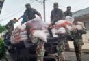 Efectivos del Ejército de Nicaragua descargando paquetes alimenticios en San Carlos, departamento de Río San Juan.