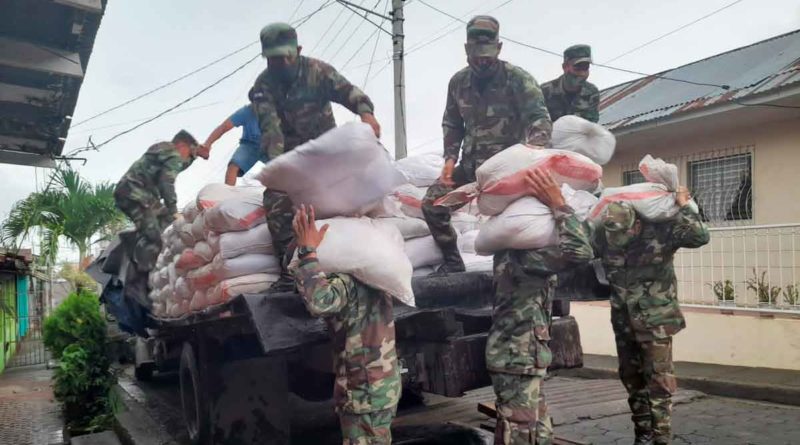 Efectivos del Ejército de Nicaragua descargando paquetes alimenticios en San Carlos, departamento de Río San Juan.