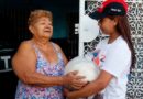 Miembro de Promotoría Solidaria de la Juventud Sandinista 19 de Julio, entregando paquete alimenticio a madre de héroe y mártir de Managua.