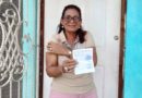Pobladora del barrio Javier Cuadra muestra su tarjeta tras ser vacunada contra el COVID-19