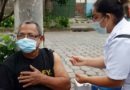 Brigadista del Ministerio de Salud aplica vacuna contra el COVID-19 a un poblador del barrio Bertha Calderón