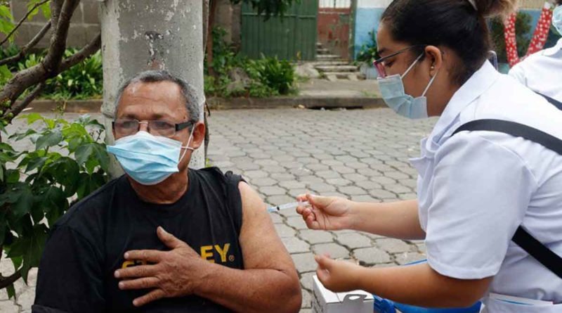 Brigadista del Ministerio de Salud aplica vacuna contra el COVID-19 a un poblador del barrio Bertha Calderón