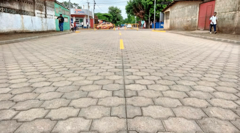 Nuevas calles adoquinadas en el Barrio Muara Clarke en la zona 6 de Ciudad Sandino, Managua.
