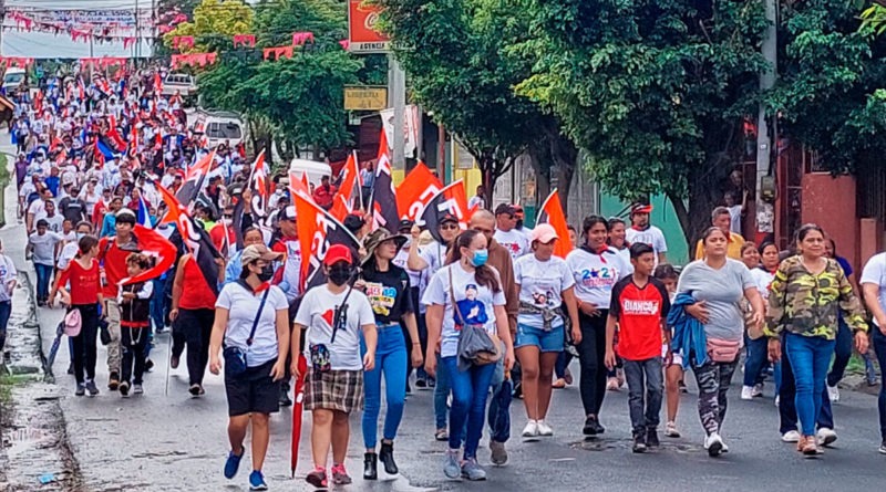 Familias del distrito V de Managua participando de la Camina 43/19 Fuerza de Victorias.