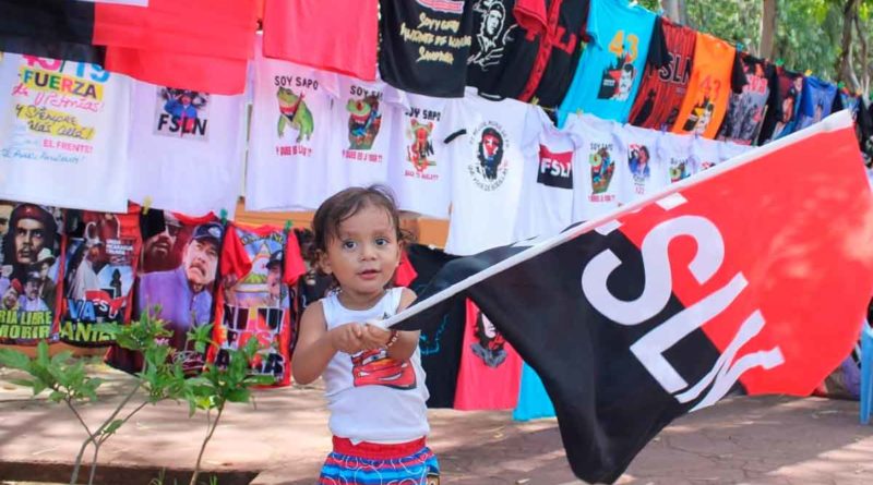 Venta de camisas en la avenida de Bolívar a Chávez de Managua, capital nicaragüense, alusivas al 43 aniversario del triunfo de la Revolución Sandinista
