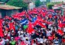 Familias chinandeganas participando de la caminata en celebración del 43 aniversario de la Revolución Sandinista.