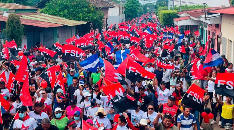 Familias chinandeganas participando de la caminata en celebración del 43 aniversario de la Revolución Sandinista.