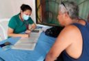 Doctora del Ministerio de Salud de Nicaragua brindando atención médica a un habitante del barrio El Recreo de Managua