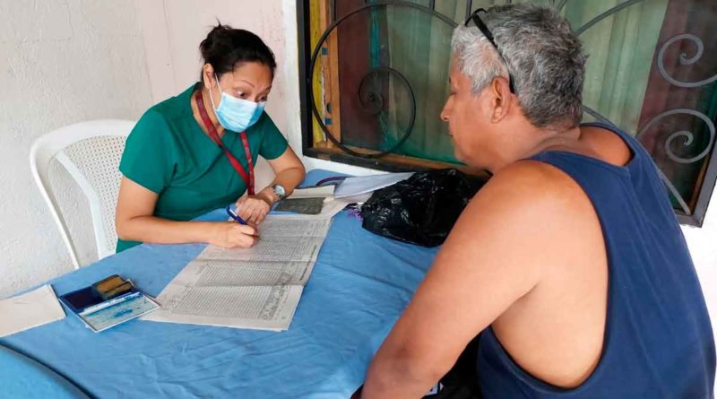 Doctora del Ministerio de Salud de Nicaragua brindando atención médica a un habitante del barrio El Recreo de Managua