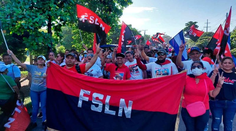 Familias de Corinto en caminata celebrando el 43 aniversario de la Revolución Sandinistas