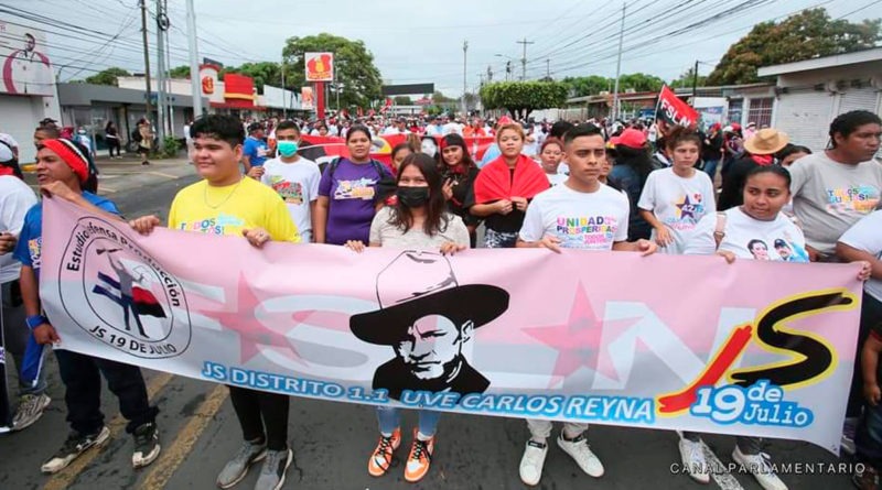 Familias del Distrito I de Managua participando de la caminata Fuerza de Victorias.