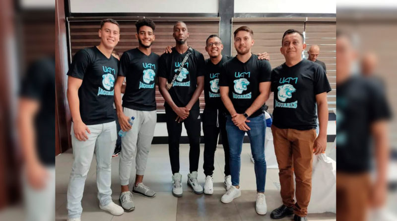 Jugadores del equipo Jaguares UAM que estarán participando en la quinta edición de la Liga Superior de Baloncesto.