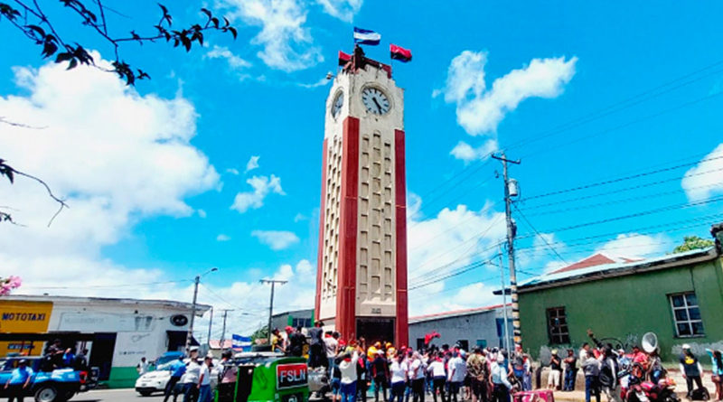Pobladores de Diriamba frente al reloj histórico de la entrada de Diriamba