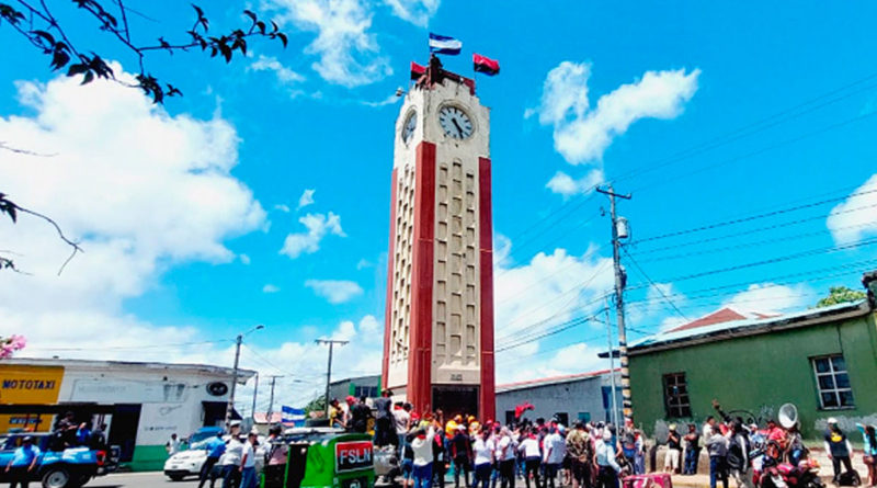 Pobladores de Diriamba frente al reloj histórico de la entrada de Diriamba