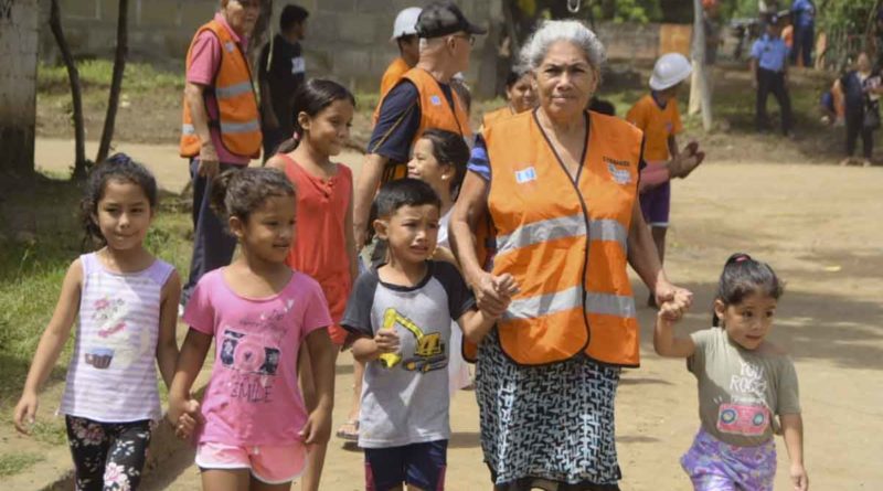 Familias nicaragüenses participando en el Ejercicio de Protección a la vida