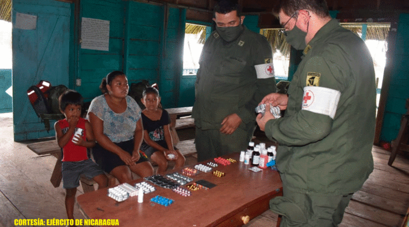 Efectivos del Cuerpo Médico Militar del Ejército de Nicaragua brindando atención médica en comunidades de Bluefields