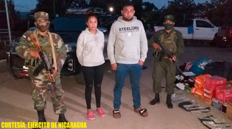 Ejército de Nicaragua y los dos ciudadanos nicaragüenses retenidos por tráfico ilegal de dinero.