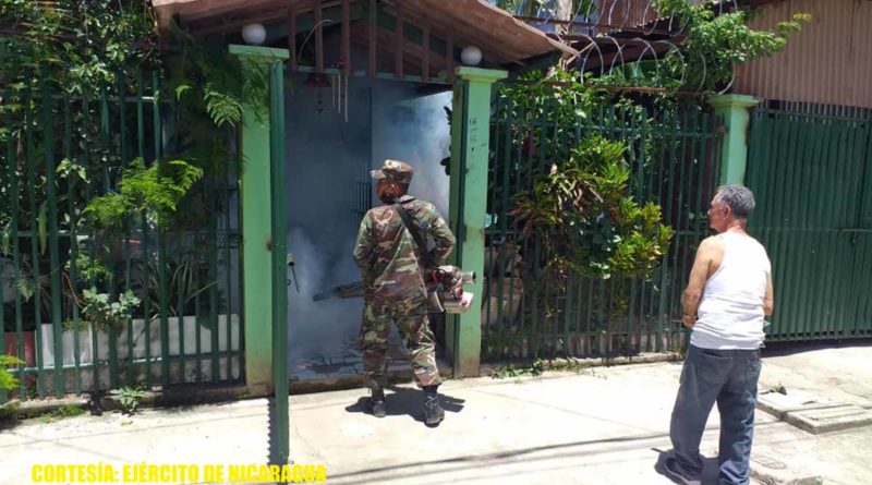 Brigadista del Ejército de Nicaragua realiza fumigación en una vivienda en Estelí