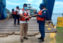 Efectivos Militares del Ejército de Nicaragua en labores de descargue de equipos médicos en Puerto Cabezas