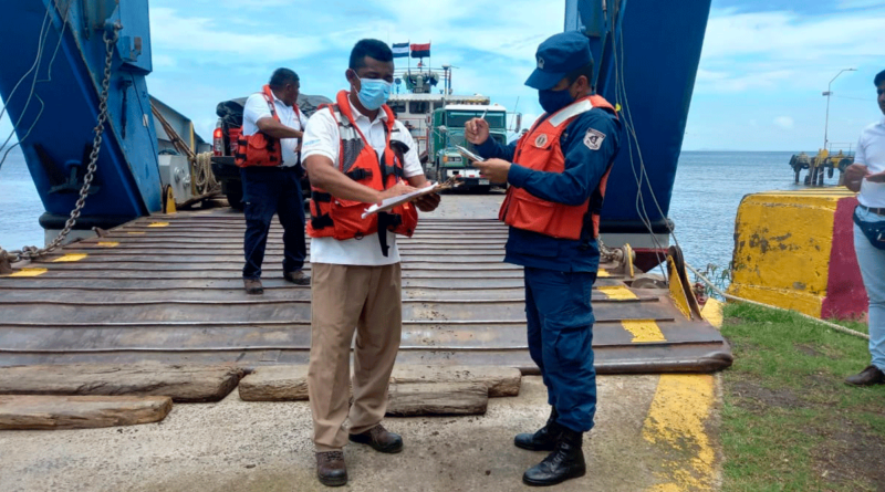 Efectivos Militares del Ejército de Nicaragua en labores de descargue de equipos médicos en Puerto Cabezas