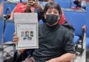 Retirado del Ministerio del Interior mostrando su título de propiedad recibido