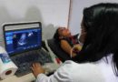 Médico del Ministeriod de Salud realizando un ultrasonido a una habitante del barrio Acahualinca