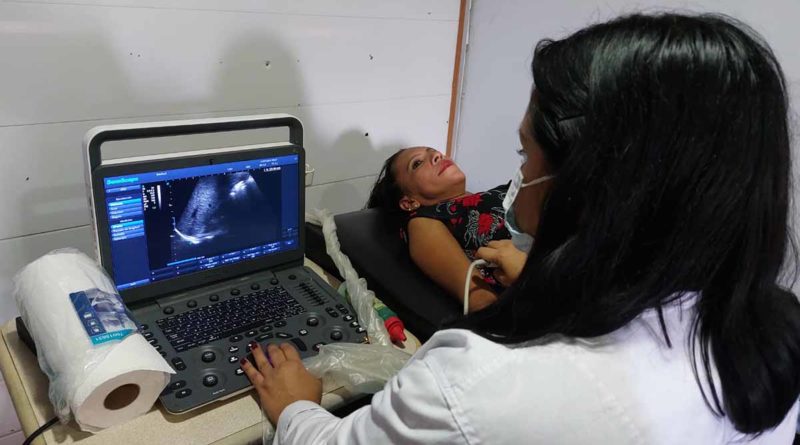 Médico del Ministeriod de Salud realizando un ultrasonido a una habitante del barrio Acahualinca