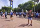 Pobladores Corinto durante el festival de Zumba realizado el parque central del municipio