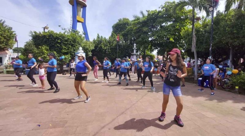 Pobladores Corinto durante el festival de Zumba realizado el parque central del municipio