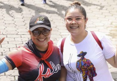 Mujeres nicaragüenses durante una caminata en Managua