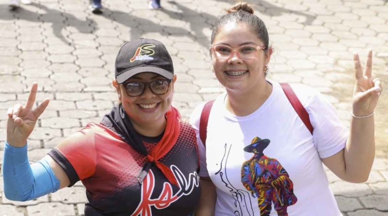 Mujeres nicaragüenses durante una caminata en Managua