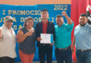 Aautoridades entregando certificado de Ingles a joven protagonista de Masatepe.