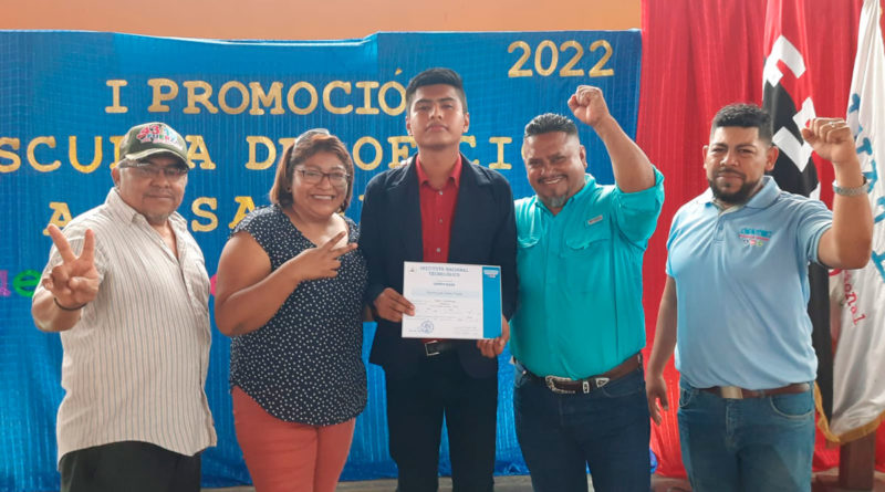 Aautoridades entregando certificado de Ingles a joven protagonista de Masatepe.