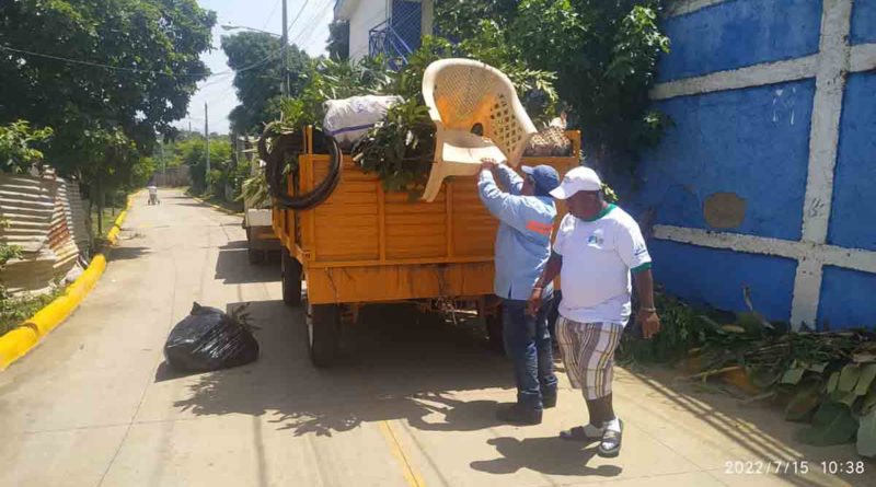 Brigadistas ambientales y de la Alcaldía de Managua durante la jornada de limpieza en el barrio Hialeah
