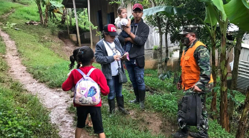 Efectivo Militar del Ejército de Nicaragua evacuando a familia del barrio 30 de Mayo en San Carlos, Río San Juan