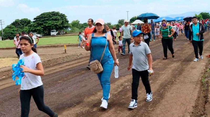 Familias de Ciudad Sandino en Managua recibiendo sus nuevos lotes