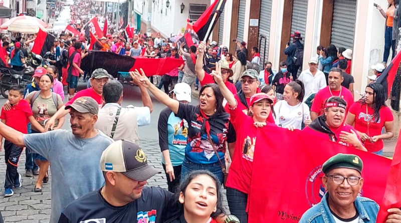 Familias matagalpinas participando de la caminata en celebración del 43 aniversario de la Revolución Sandinista.