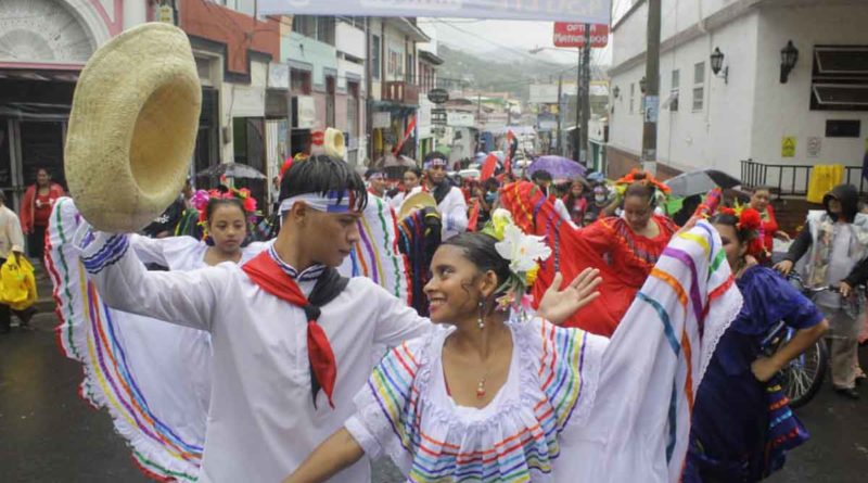 Pobladores de Matagalpa participan en una caminata en celebración del 43 aniversario de su liberación