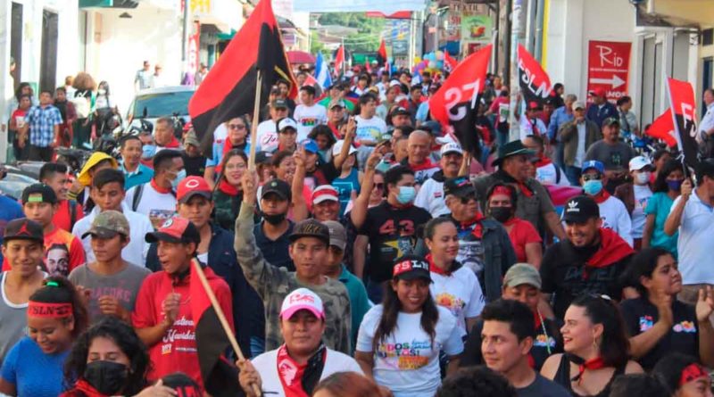 Ciudadanos de Matagalpa en Nicaragua, participando en caminata celebrando el cuarto aniversario de la derrota del terrorismo golpista