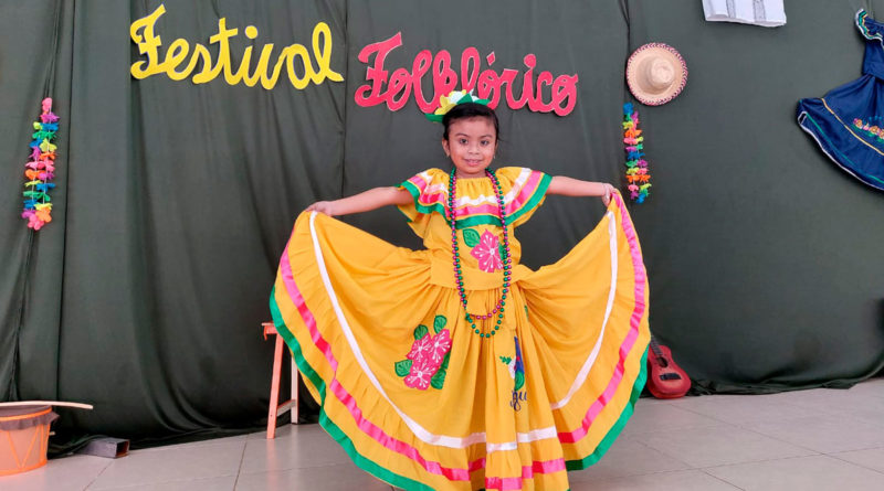 Niña del Centro Educativo Cristóbal Rugama de Masaya participando del festival folclórico en inicio del iniciando el segundo semestre de educación inicial.