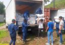 Efectivos de la Fuerza Naval del Ejército de Nicaragua descargando paquetes alimenticios en la bodega del Instituto Nacional Tecnológico (INATEC) del municipio de Bluefields.
